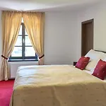 Lovcu Kralovych Hotel *