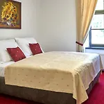 Lovcu Kralovych Hotel *