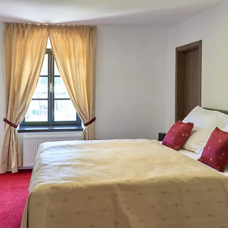 Lovcu Kralovych Hotel *