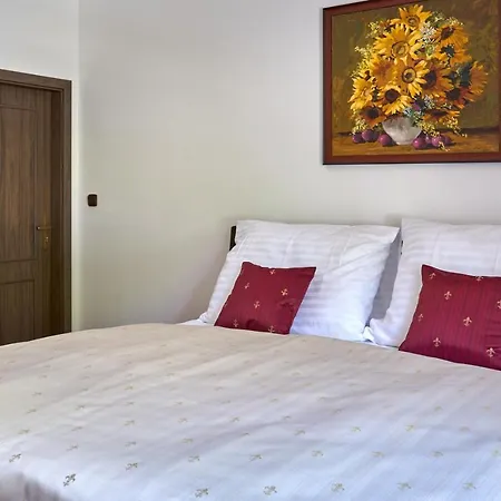 Lovcu Kralovych Hotel *