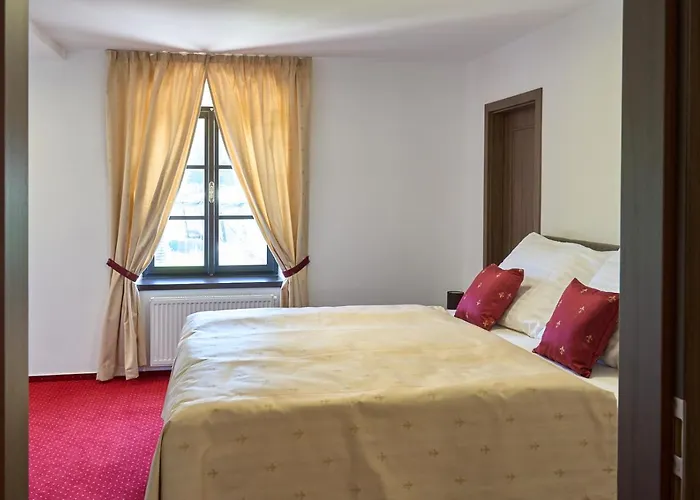 Lovcu Kralovych Hotel *